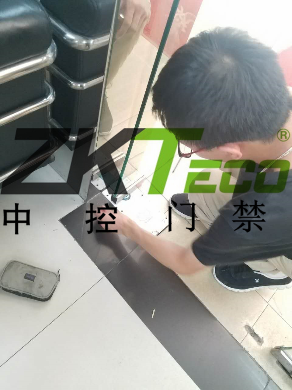 中控門禁公司在越秀區(qū)更換玻璃門彈簧，調(diào)維修玻璃門